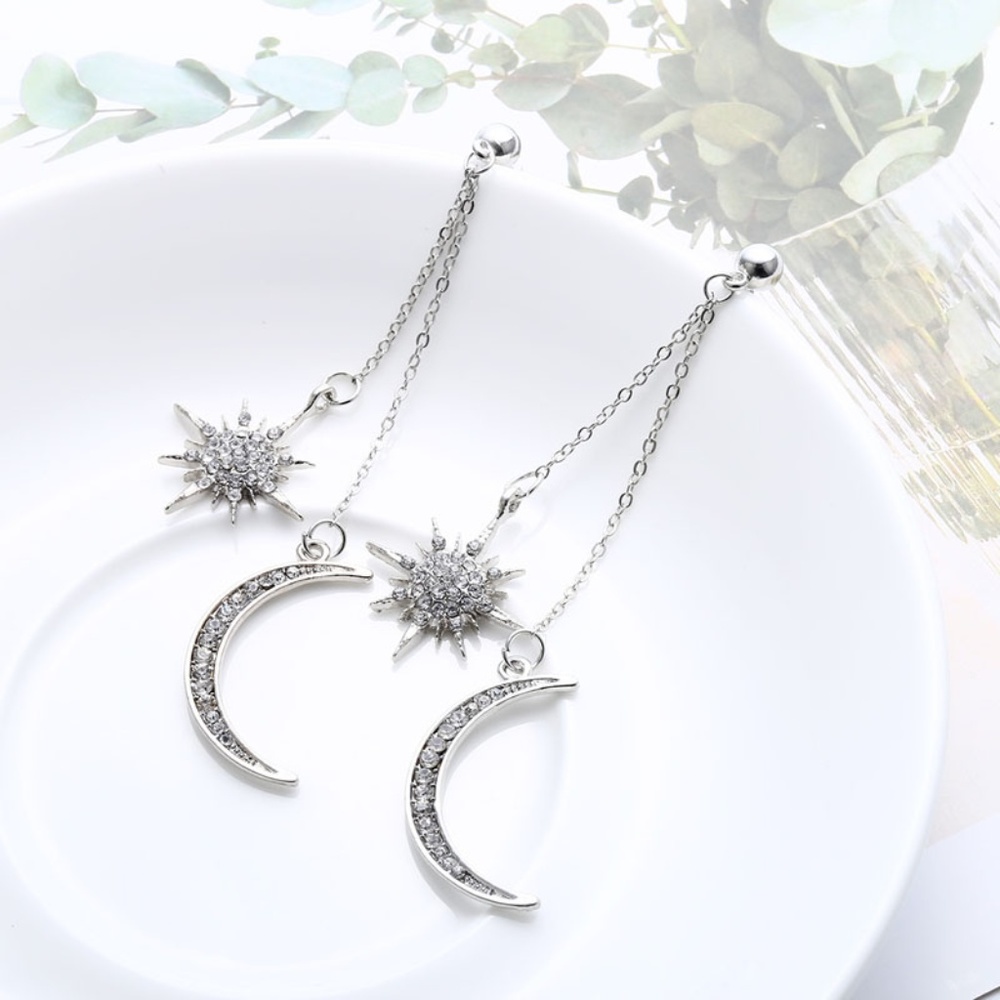 🌙Moon and Star Drop Earrings - Picture 4 of 10